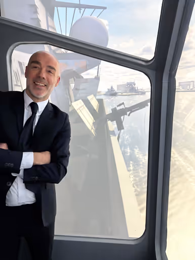 Portretfoto van een lachende projectmanager Dirk Maas.