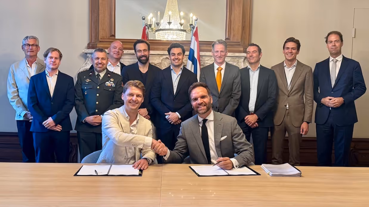 Staatsecreataris Derk Boswijk ondertekent samenwerkingsovereenkomst.