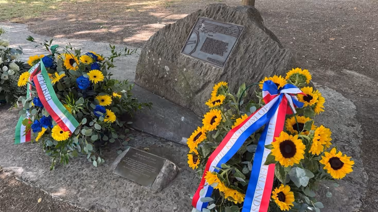 Bloemstukken bij een monument
