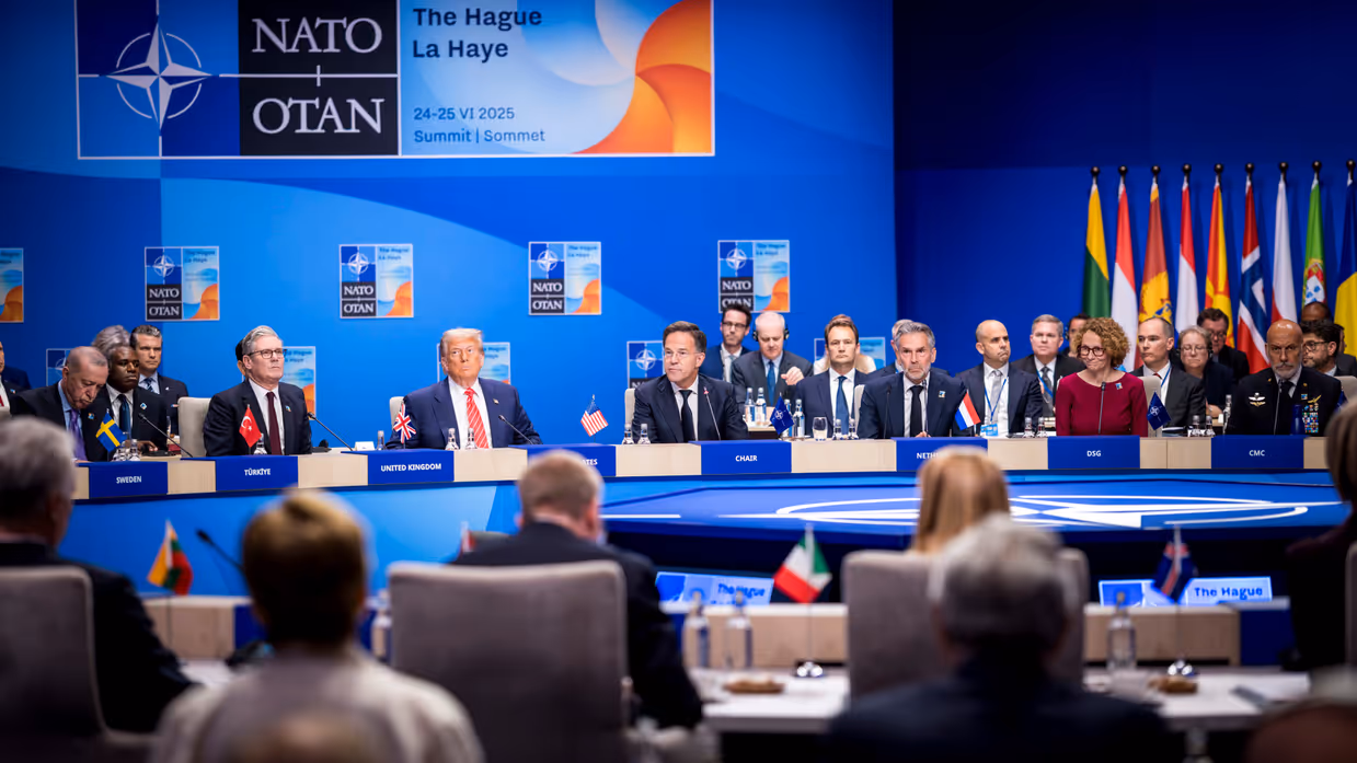 Alle NAVO-leiders aan een ronde tafel.