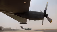Een turbopropmotor van een C-130 transportvliegtuig.