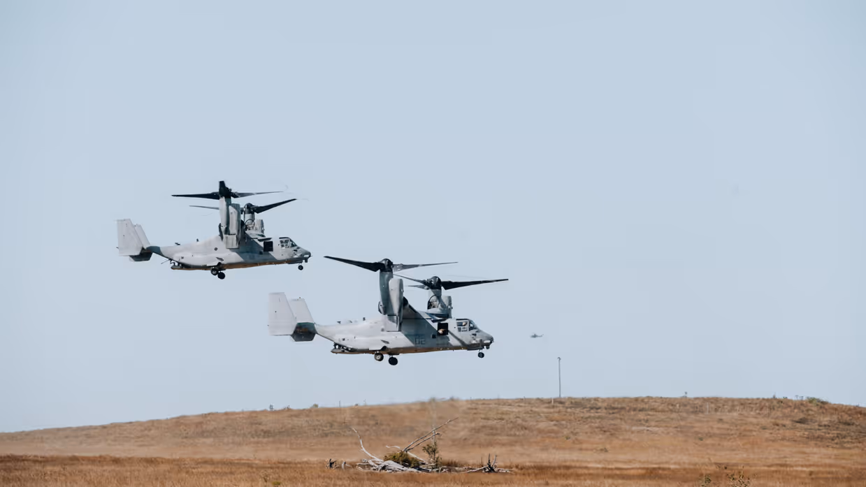 Twee vliegtuigen landen in Australisch landschap.