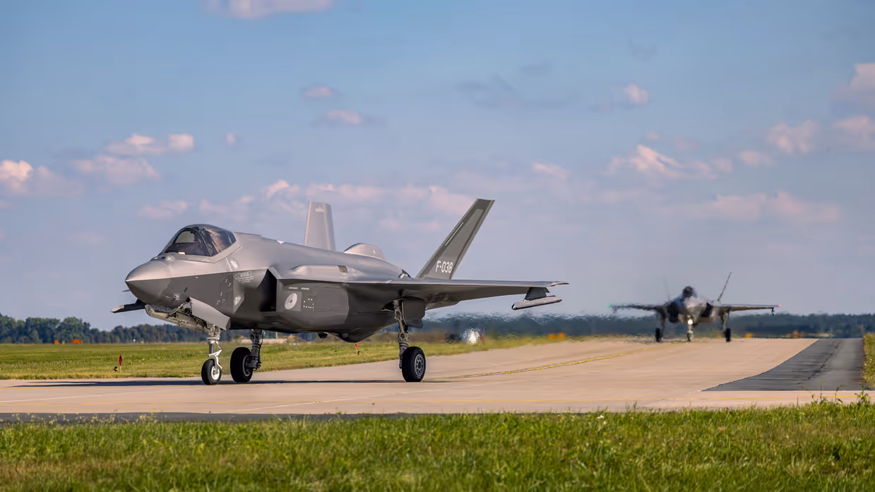 Een F-35 straaljager staat op een landingsbaan.
