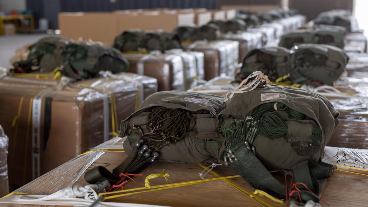 Een aantal dozen met overlevingsspullen.