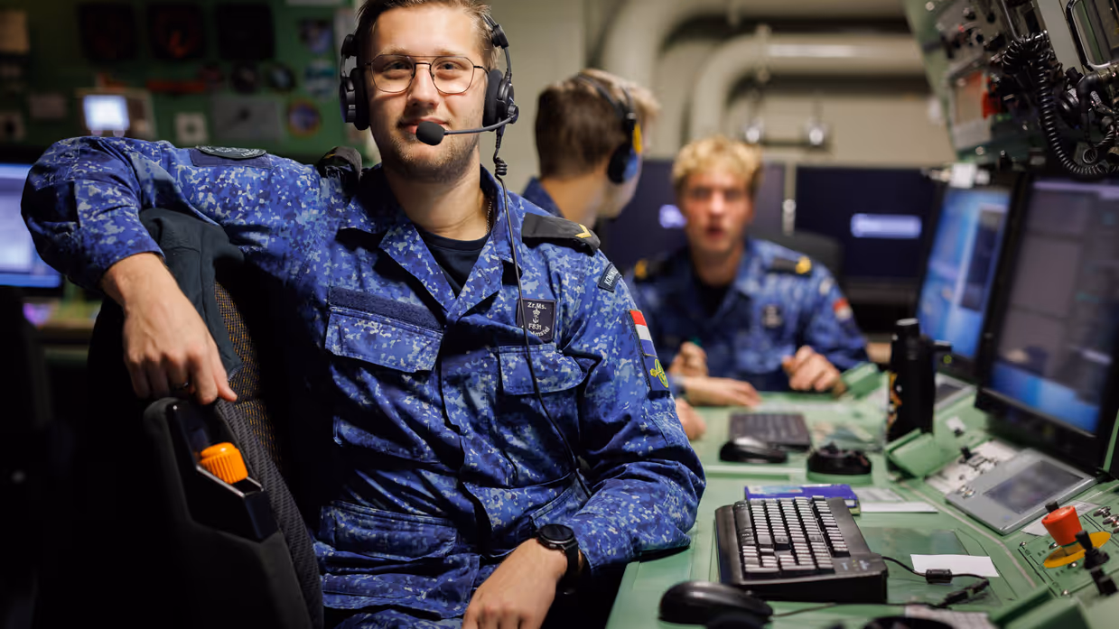 Militairen in de weer met navigatiesystemen.
