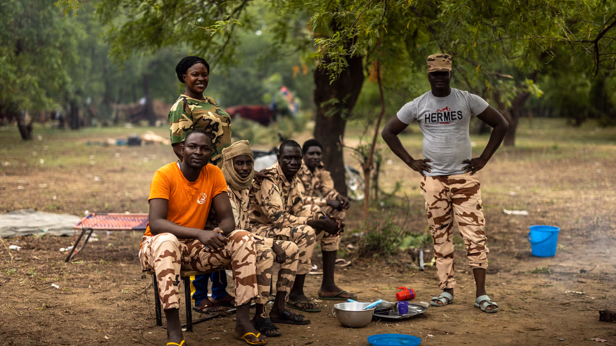 Tsjaadse militairen poseren voor een groepsfoto.