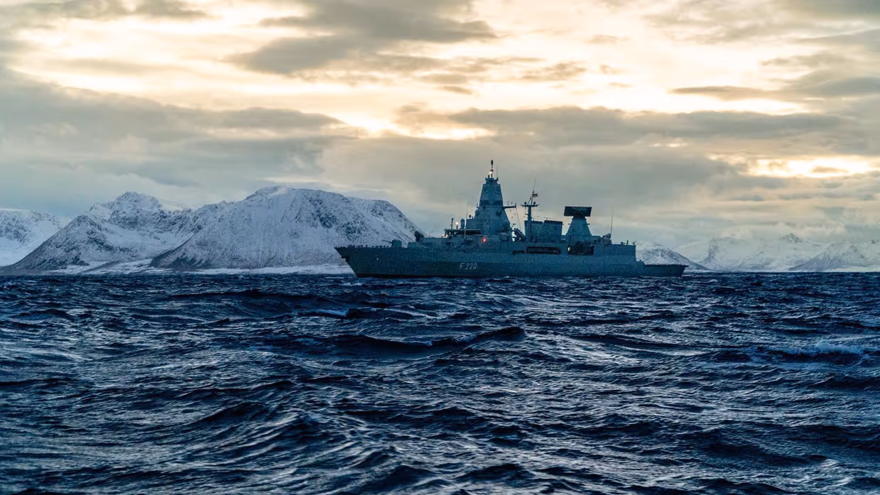 Militair schip op water tussen poolkappen.