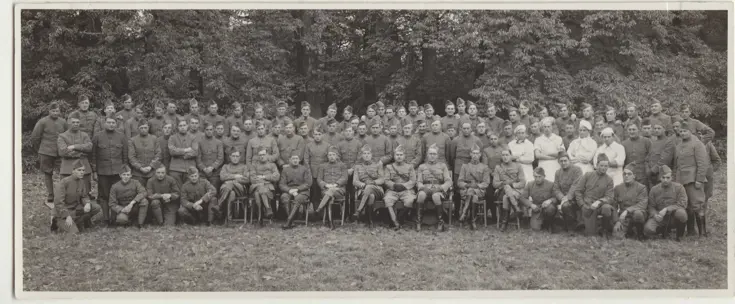 Groep militairen, ergens tussen augustus 1939 en juli 1940 op landgoed Eyckenstijn in Maartensdijk.