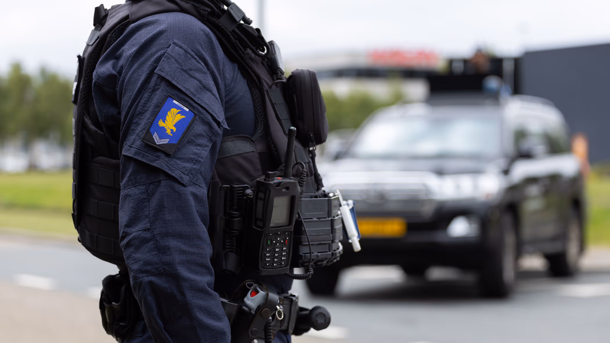 Onherkenbare marechaussee van de GBB voor een voertuig.