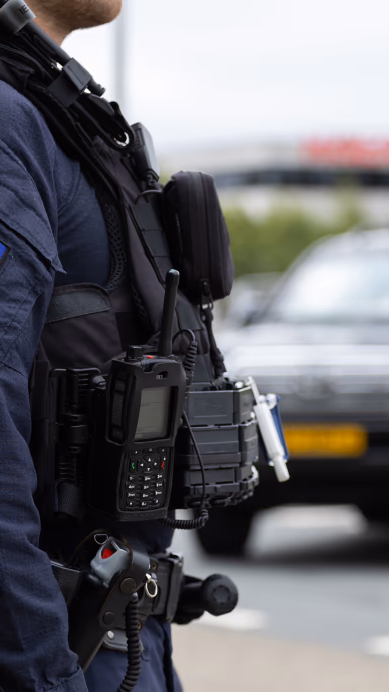 Onherkenbare marechaussee van de GBB voor een voertuig.