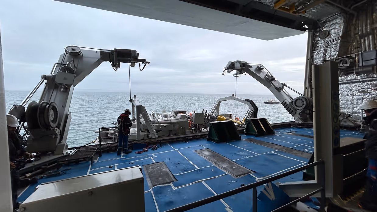 De USV wordt te water gelaten vanaf het schip. Daarvoor worden twee kranen op het achterdek gebruikt.