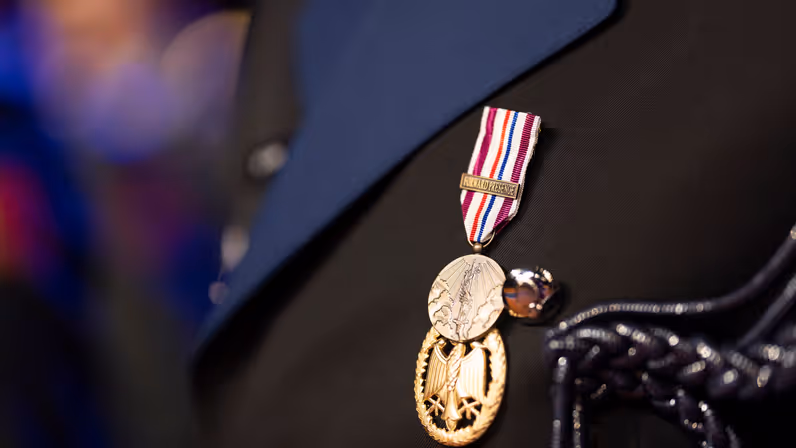 Medaille op borst van militair in dagelijks tenue.