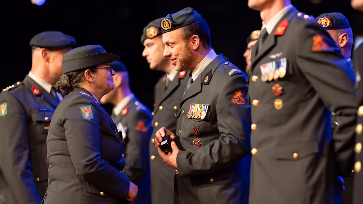 Militairen krijgen medaille uitgereikt. 
