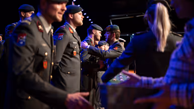 Militairen krijgen medaille uitgereikt. 