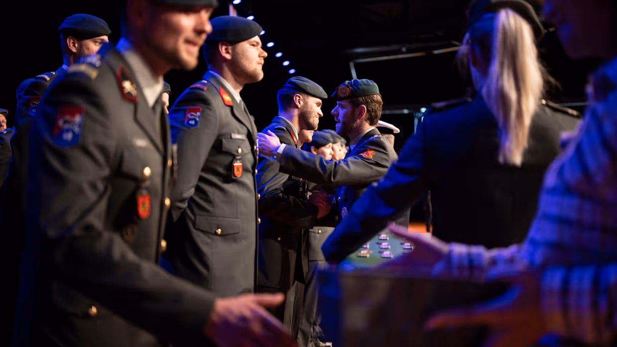 Militairen krijgen medaille uitgereikt. 