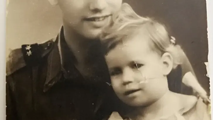 Oude foto van de opa van Kirsten Weber met een kind op schoot.