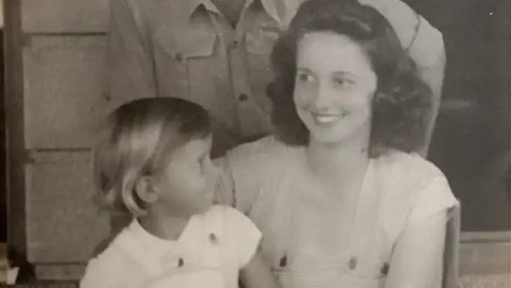 Familiefoto van Kirsten Weber's opa, met vrouw en kind.