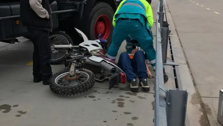 Een motorrijder is in botsing gekomen met een tankwagen. Hulpverleners zijn ter plekke.