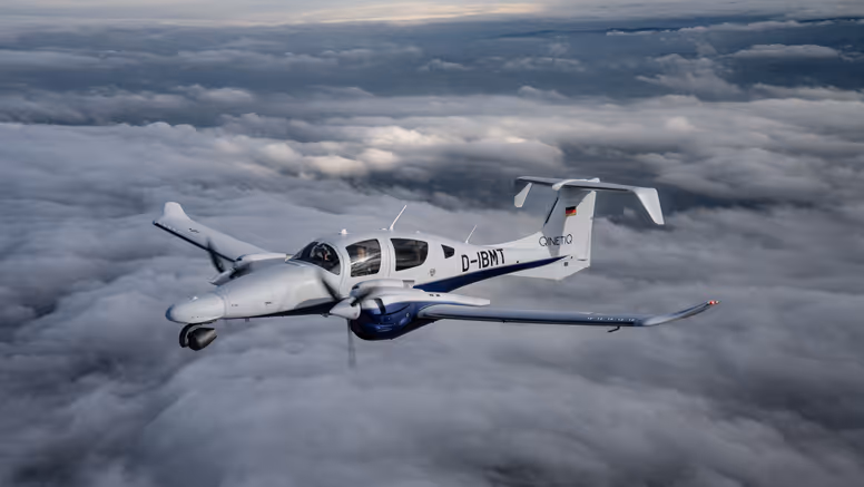 Diamond DA62 MPP patrouillevliegtuig in de lucht 