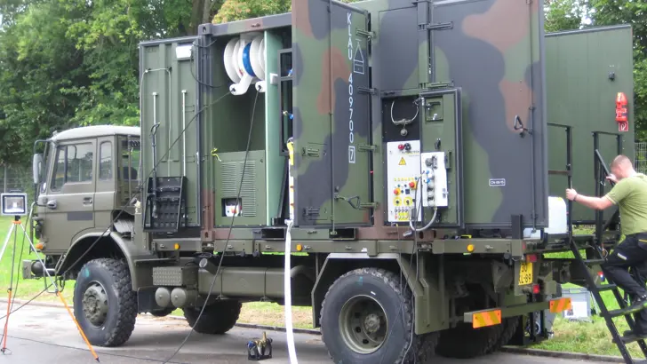 Zijkant van de lichte uitvoering van het CBRN-ontsmettingssysteem.