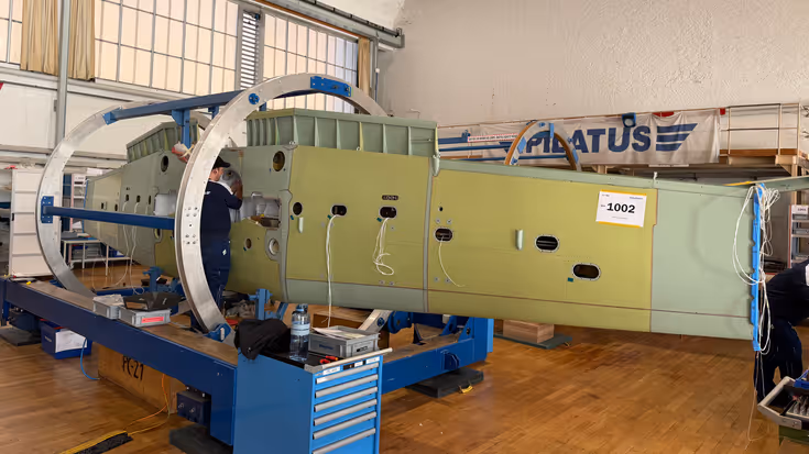 Een vleugel in grondverf in een frame waarin het kan ronddraaien.