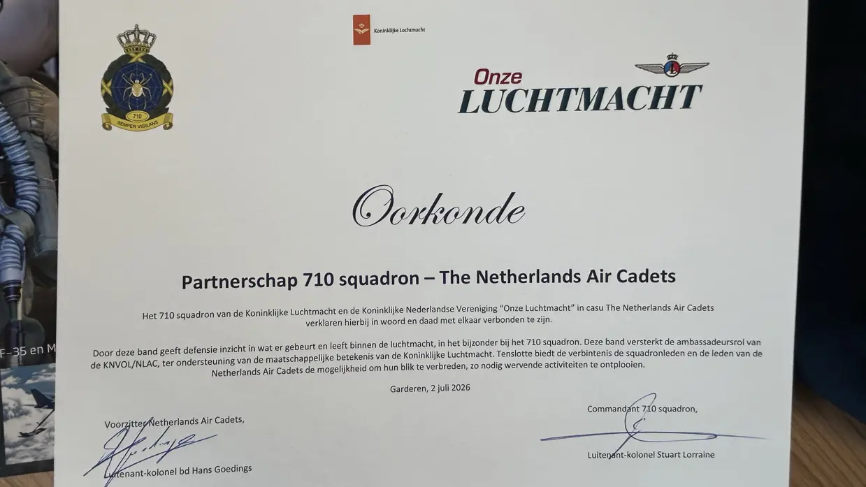 Oorkonde Partnerschap 710 Squadron met de Netherlands Air Cadets.