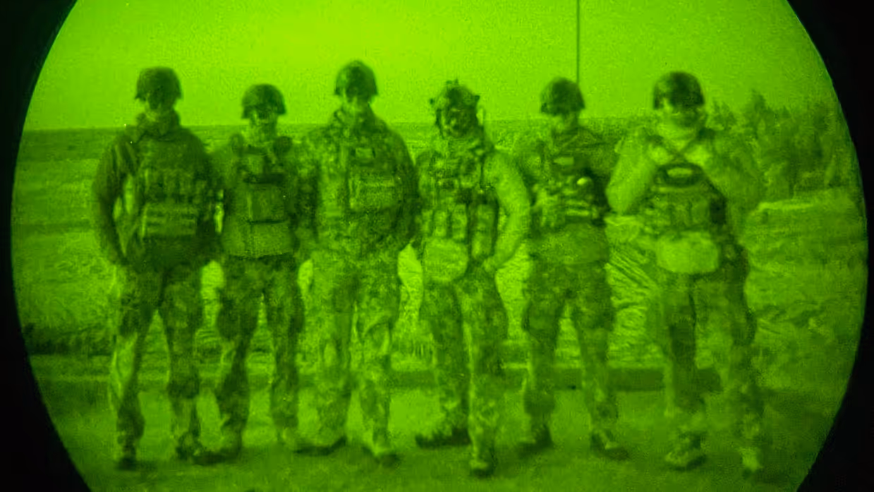 Foto’s van de Live Fire-oefening door een nachtkijker genomen waarbij vanuit een helikopter wordt geschoten.