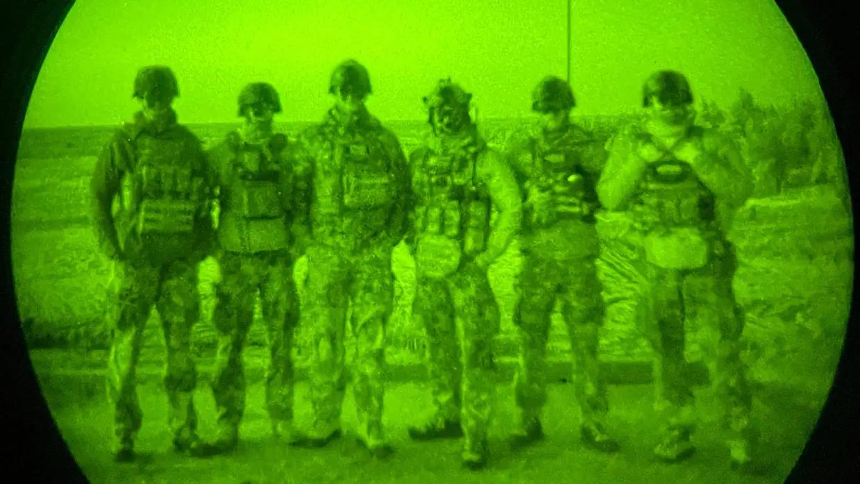 Foto’s van de Live Fire-oefening door een nachtkijker genomen waarbij vanuit een helikopter wordt geschoten.