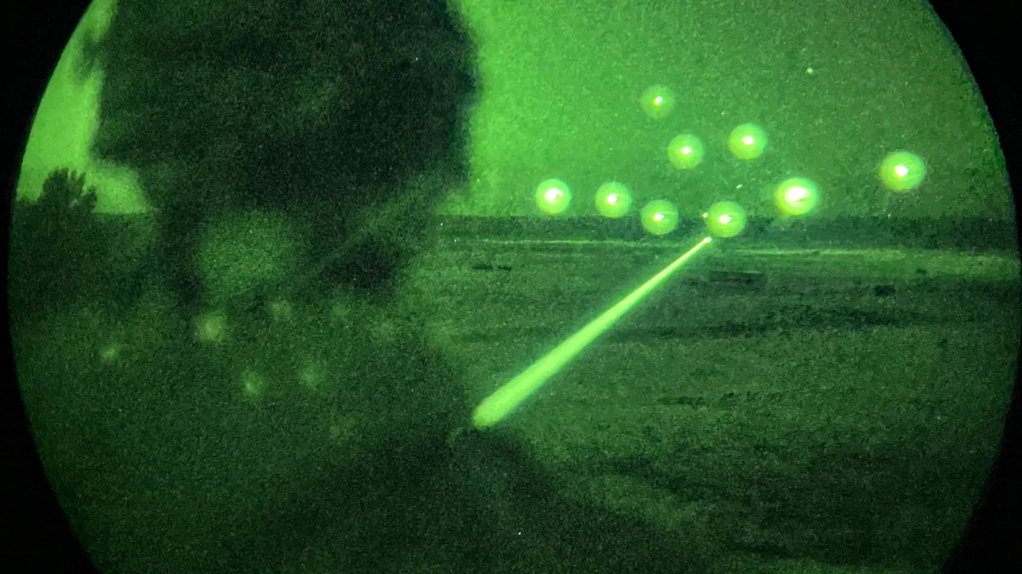 Een helikopter vuurt in het donker in Letland.