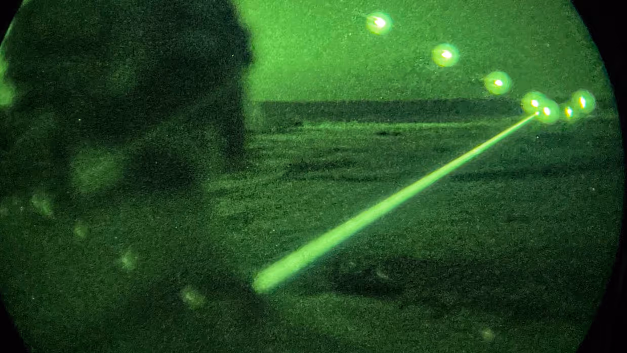 Foto’s van de Live Fire-oefening door een nachtkijker genomen waarbij vanuit een helikopter wordt geschoten.