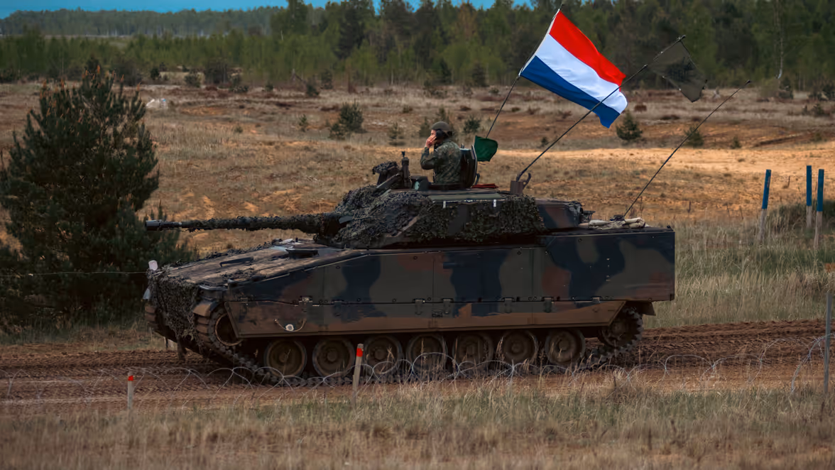  Nederlandse pantservoertuigen in het veld