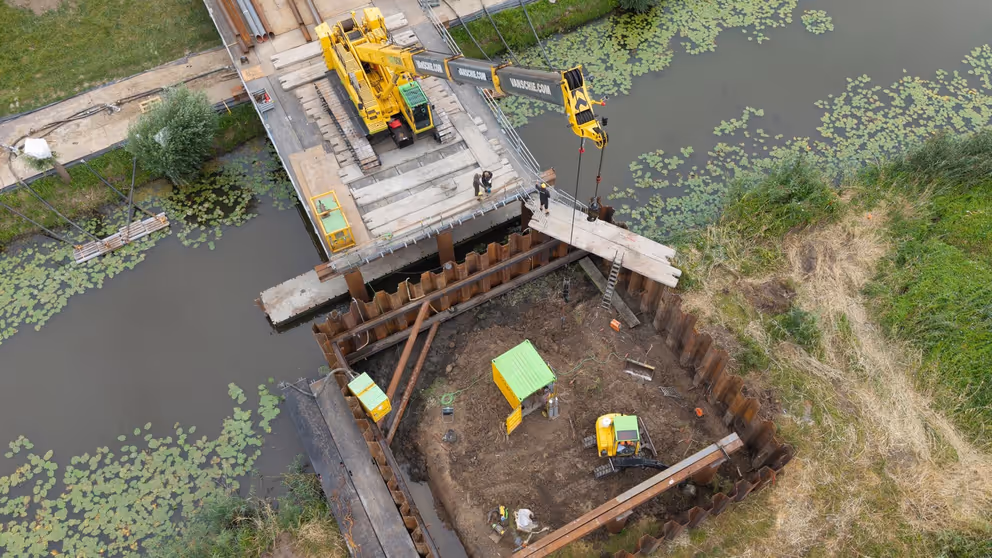Bergingsvoertuig van boven gezien op een platform.
