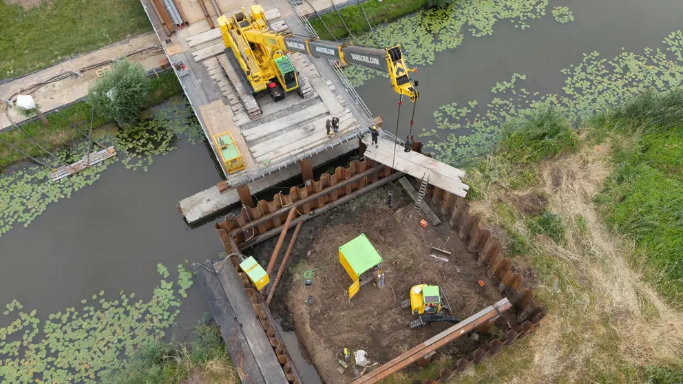 Bergingsvoertuig van boven gezien op een platform.