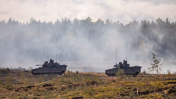 Twee tanks rijden over geaccidenteerd terrein in Litouwen.