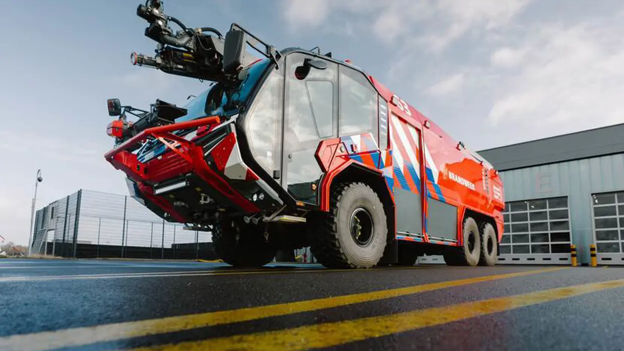 Brandweervoertuig met veel rood, strepen en grote glazen cabine.