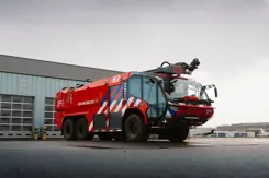 Brandweervoertuig met veel rood, blauwwitte strepen en grote glazen cabine.