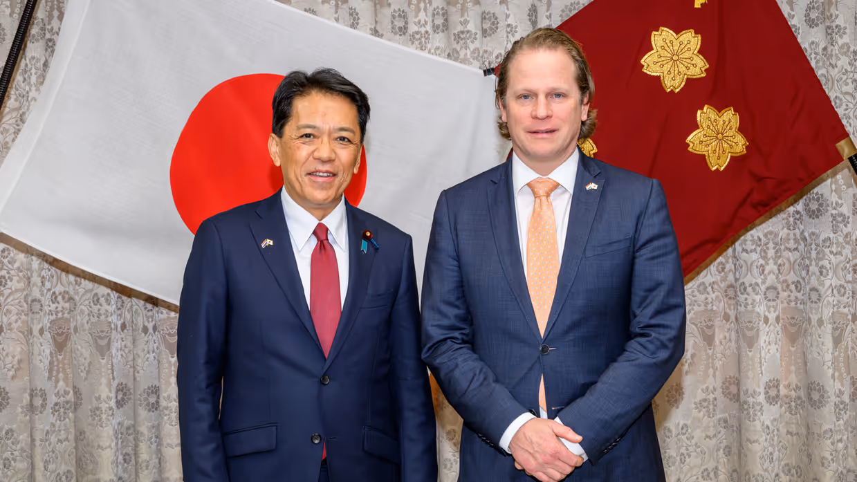 De staatssecretaris staat naast de Japanse defensieminister. 