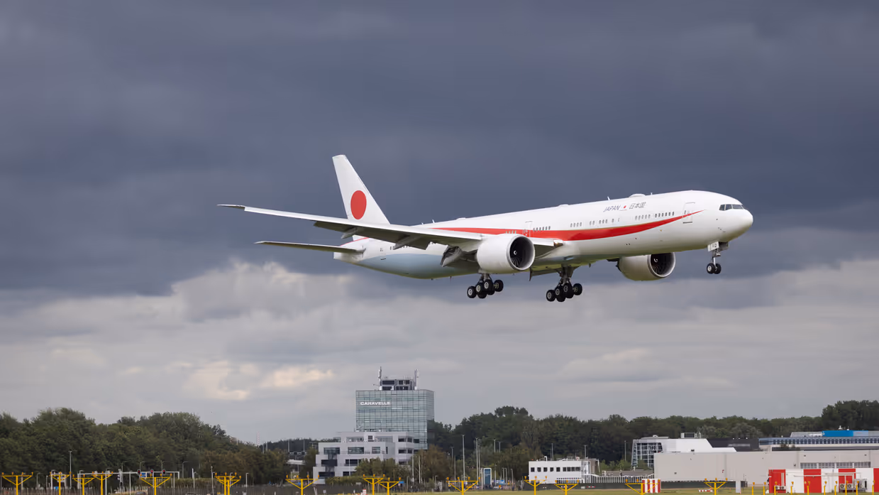 Een B-777, Airforce 1 van Japan landt op Schiphol.