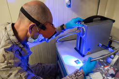 Onderzoeker aan het werk in een mobiel onderzoekslaboratorium.