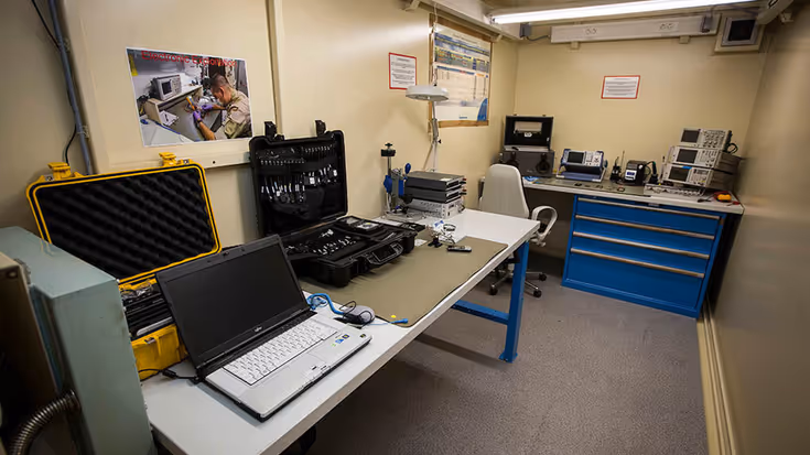 Tafel met onderzoeksapparatuur in een container.