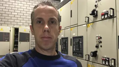Jeroen Blomen in een elektriciteitskast bij de Limburgse Waterleidingen. 