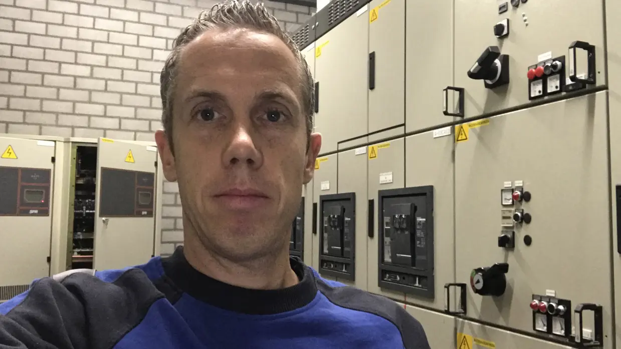 Jeroen Blomen in een elektriciteitskast bij de Limburgse Waterleidingen. 