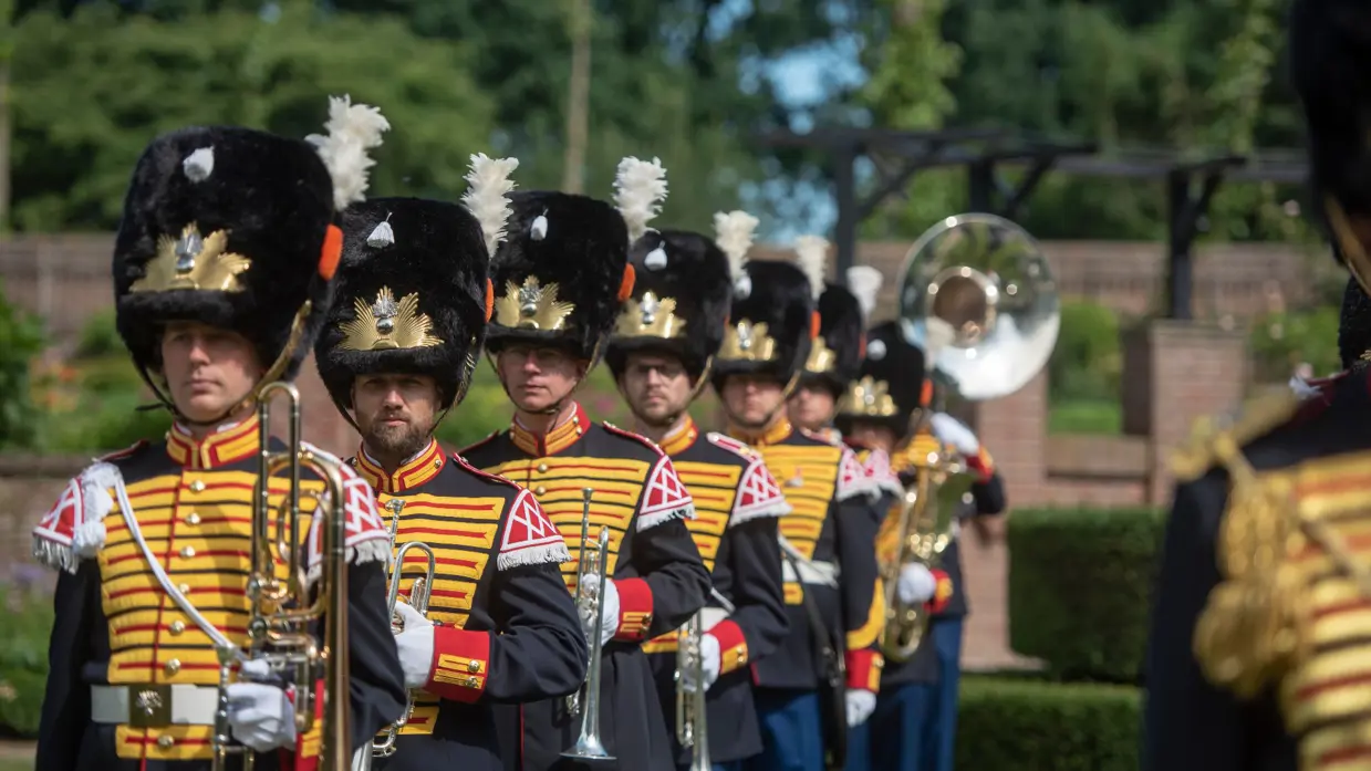 Het Regimentsfanfare Garde Grenadiers en Jagers in ceremonieel tenue.