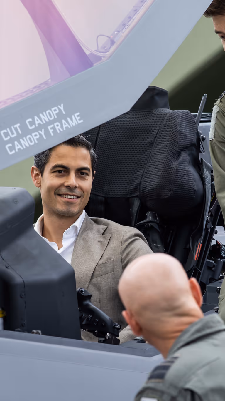 De premier zit in de cockpit van een gevechtsvliegtuig. 