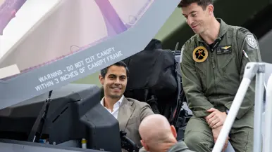 Jetten praat zittend in de cockpit van een F-35 met Steur, die er op een mobiele vliegtuigtrap naast staat. Op de rand van de cockpit zit en praat commandant 323 luitenant-kolonel Roel ‘Turbo’ Scherders mee.