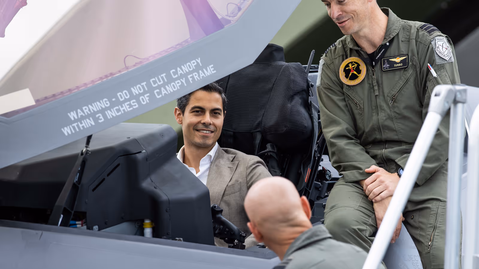 De premier zit in de cockpit van een gevechtsvliegtuig. 