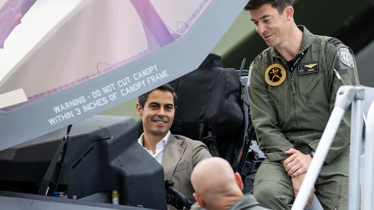 Jetten praat zittend in de cockpit van een F-35 met Steur, die er op een mobiele vliegtuigtrap naast staat. Op de rand van de cockpit zit en praat commandant 323 luitenant-kolonel Roel ‘Turbo’ Scherders mee.