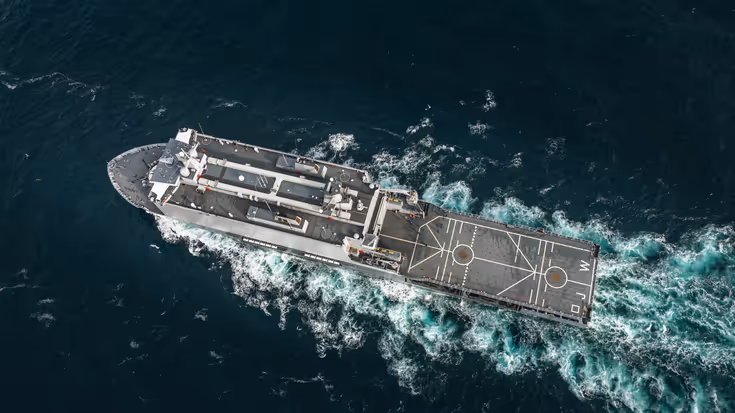De Johan de Witt op volle zee van boven bezien.