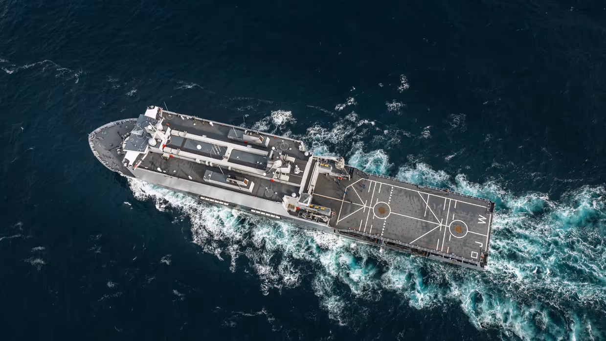 De Johan de Witt op volle zee van boven bezien.