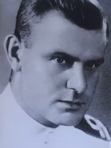 Links portret van LTZ 2 Hendrik de Jong, rechts een metalen plaquette met in gegraveerde letters namen, data en militaire rangen van gesneuvelde militairen, met bovenaan Hr. Ms. Jan van Amstel 08-03-1942. 